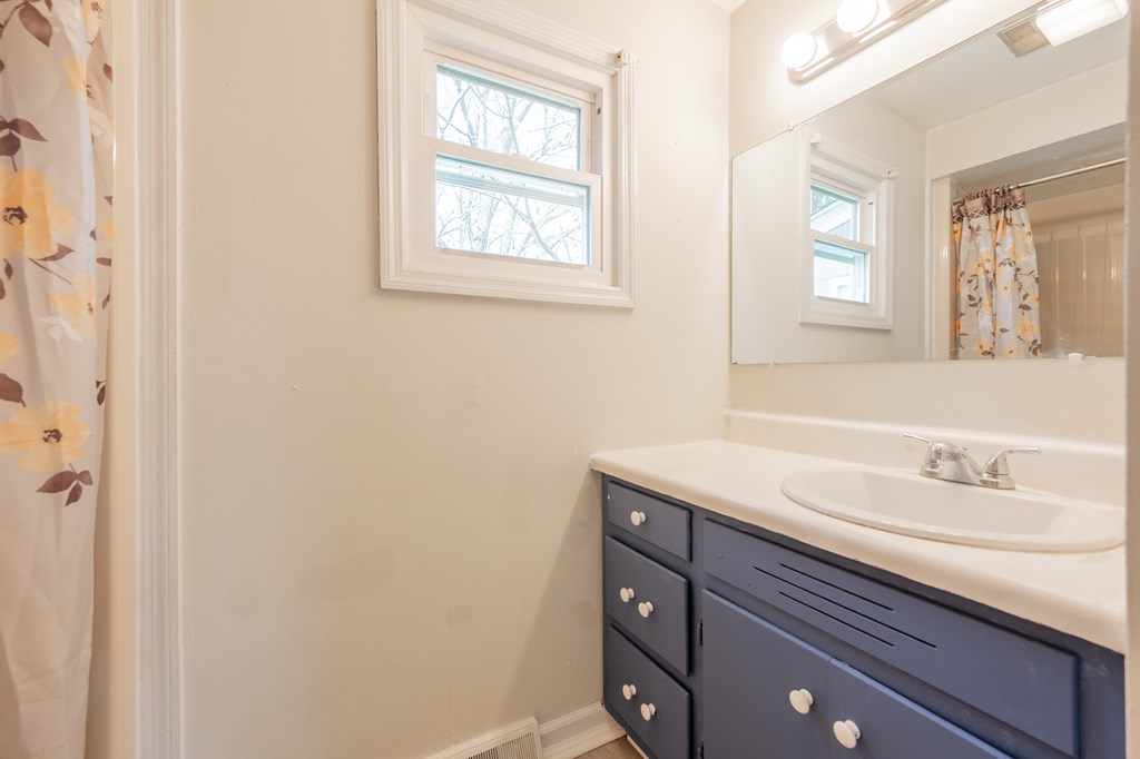 Hillsville, Virginia 24343, United States, 3 Bedrooms Bedrooms, ,2 BathroomsBathrooms,Residential,Active,245702