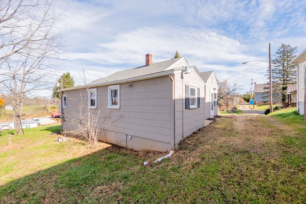 Hillsville, Virginia 24343, United States, 3 Bedrooms Bedrooms, ,2 BathroomsBathrooms,Residential,Active,245702