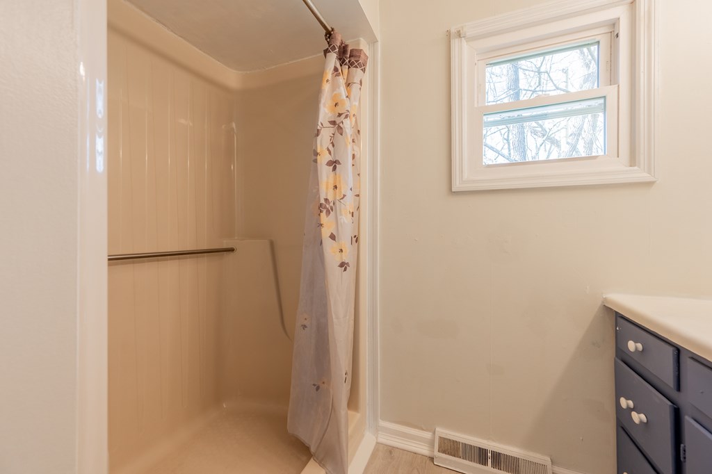 Hillsville, Virginia 24343, United States, 3 Bedrooms Bedrooms, ,2 BathroomsBathrooms,Residential,Active,245702