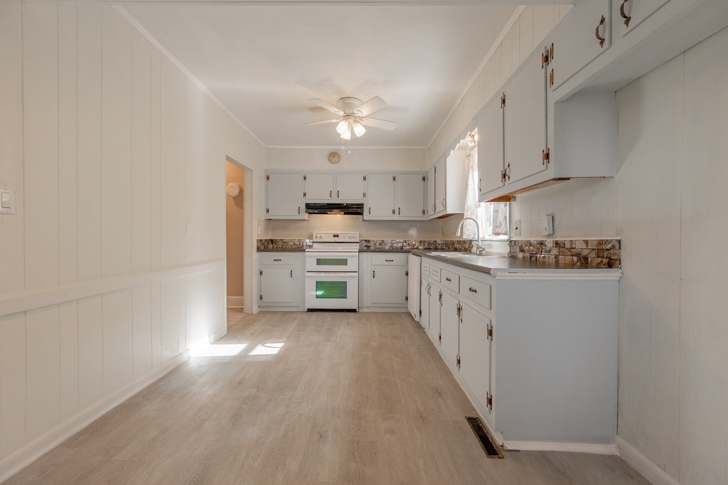 Hillsville, Virginia 24343, United States, 3 Bedrooms Bedrooms, ,2 BathroomsBathrooms,Residential,Active,245702