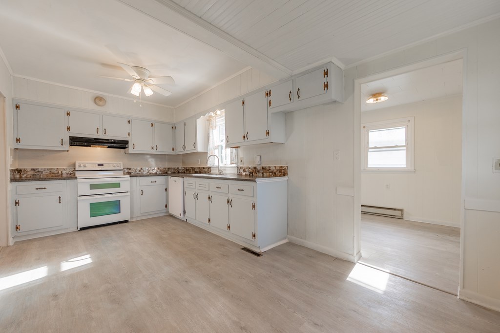 Hillsville, Virginia 24343, United States, 3 Bedrooms Bedrooms, ,2 BathroomsBathrooms,Residential,Active,245702