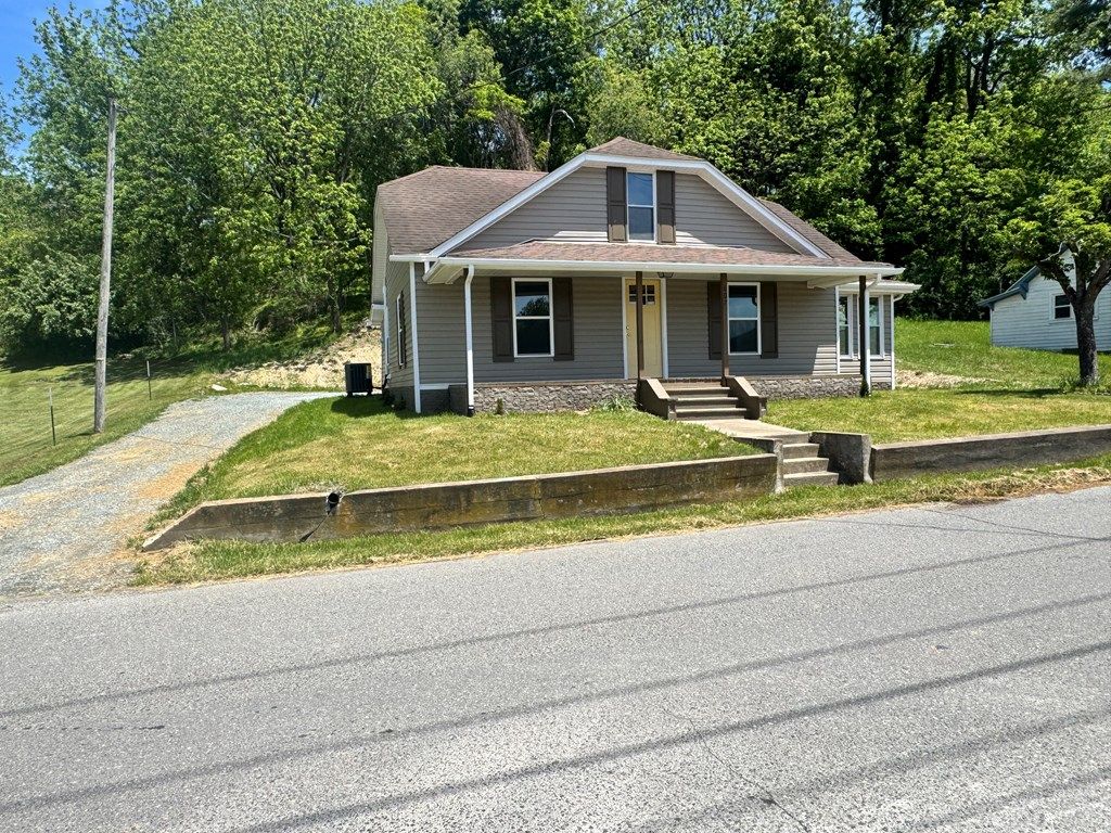 Photo of 607 Givens St, Galax, VA 24333 (MLS # 110133)