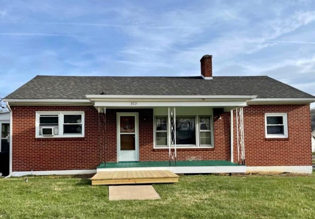 Photo of 305 N N Hampton St, Fries, VA 24330 (MLS # 104526)