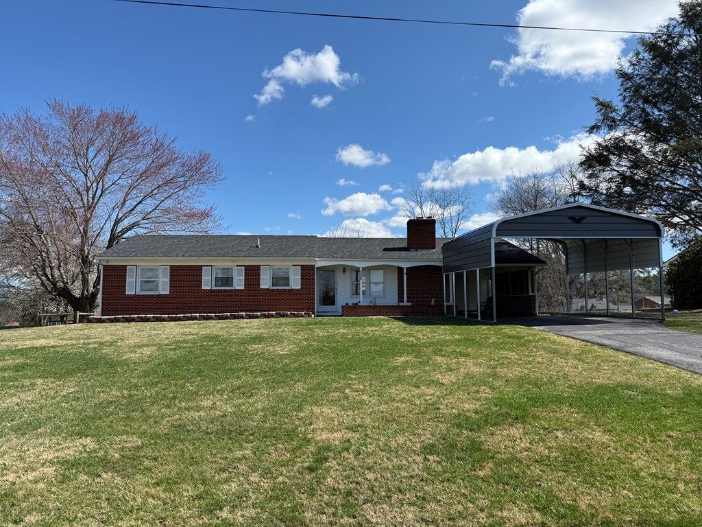 Photo of 628 Courtland Circle, Galax, VA 24333 (MLS # 109128)