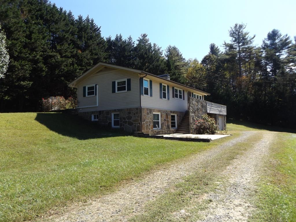 Photo of 803 Hidden Valley Rd, Hillsville, VA 24343 (MLS # 103662)