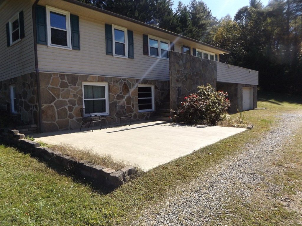 Photo of 803 Hidden Valley Rd, Hillsville, VA 24343 (MLS # 103662)