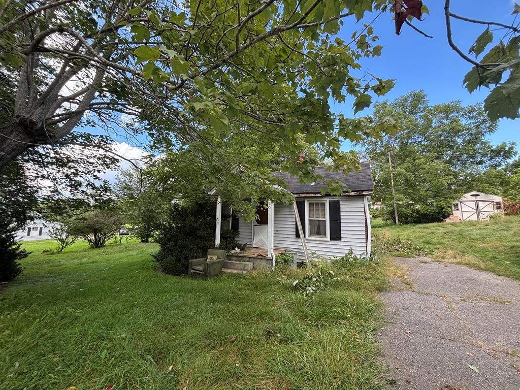 Photo of 625 W Grayson Street, Hillsville, VA 24343 (MLS # 103199)