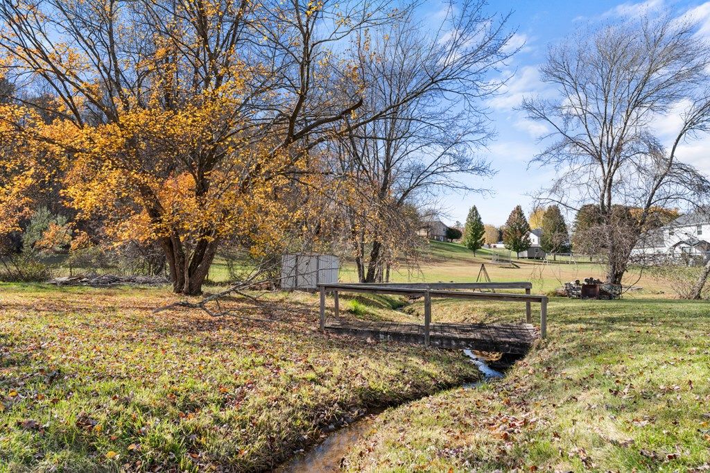 Photo of 146 Trapper Drive, Woodlawn, VA 24381 (MLS # 104005)