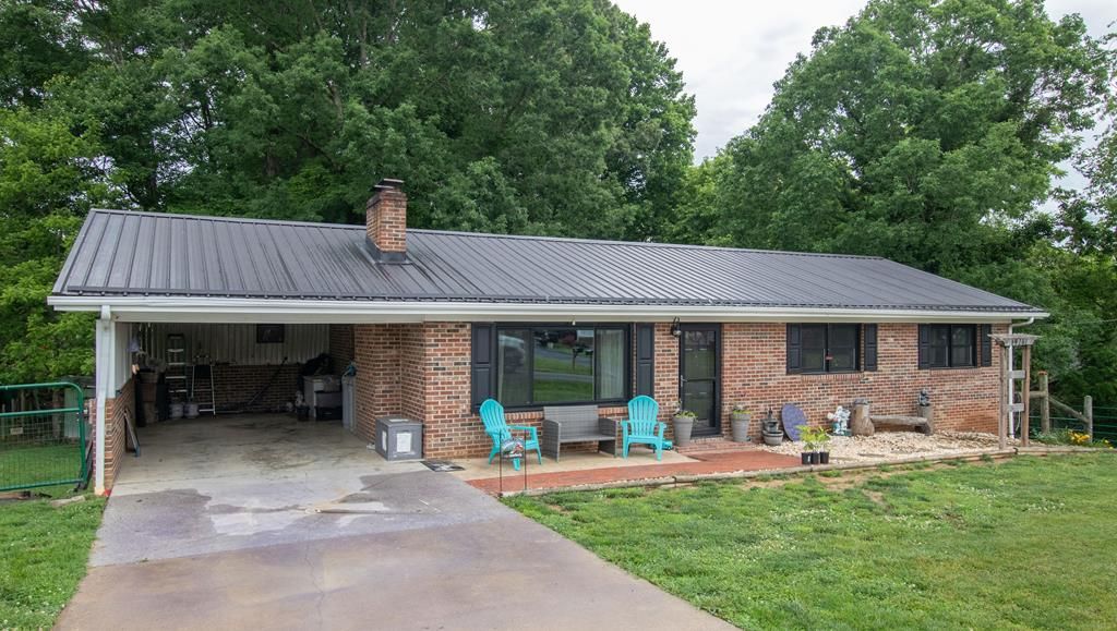 Photo of 19201 Moulin St, Abingdon, VA 24210 (MLS # 110339)