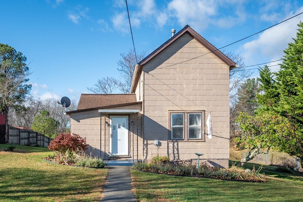 Photo of 2001 7th Street, Radford, VA 24141 (MLS # 104228)