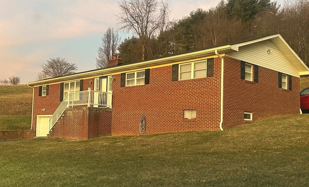 Photo of 120 Stapleton St, Pounding Mill, VA 24637 (MLS # 104512)