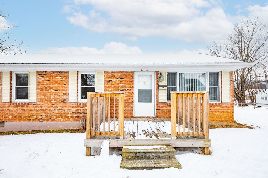 Photo of 505 W Jefferson St, Wytheville, VA 24382 (MLS # 105762)