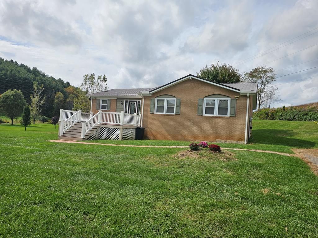 Photo of 965 Riverside Dr, Independence, VA 24348 (MLS # 103683)