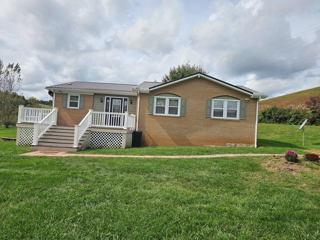 Photo of 965 Riverside Dr, Independence, VA 24348 (MLS # 103683)