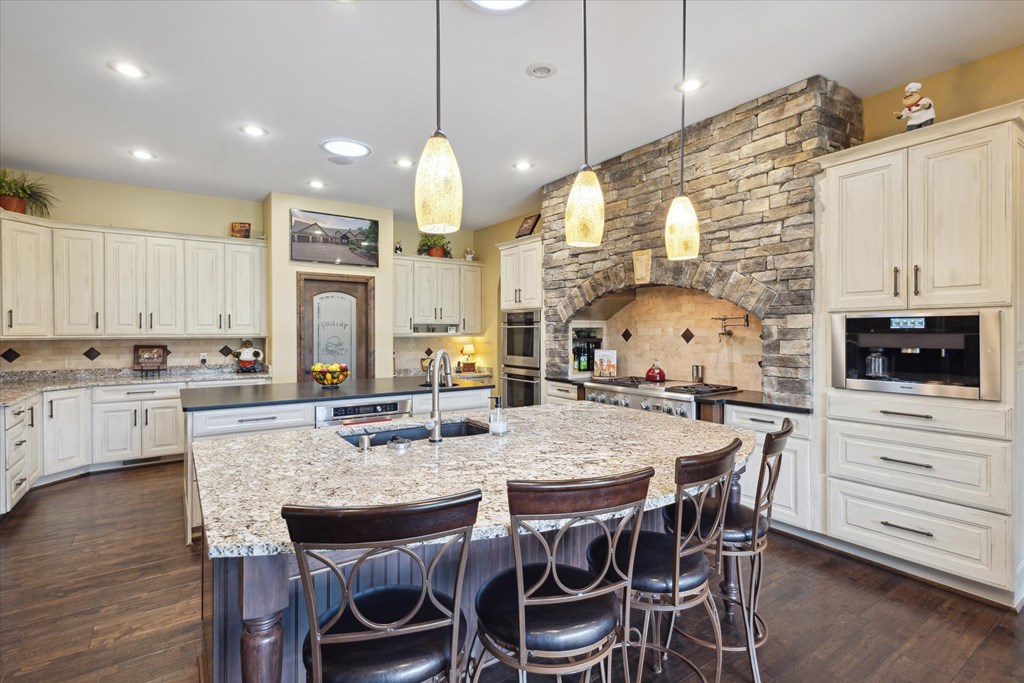 Abingdon, Virginia 24211, United States, 7 Bedrooms Bedrooms, ,7 BathroomsBathrooms,Residential,Active,109832