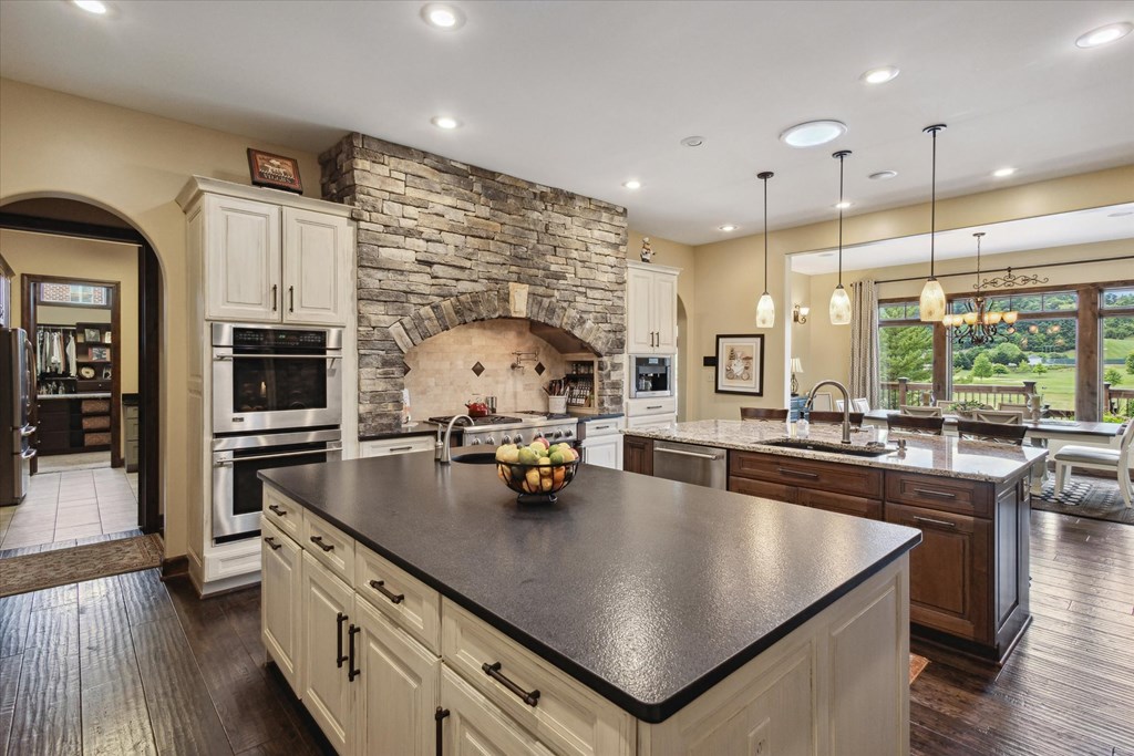 Abingdon, Virginia 24211, United States, 7 Bedrooms Bedrooms, ,7 BathroomsBathrooms,Residential,Active,109832