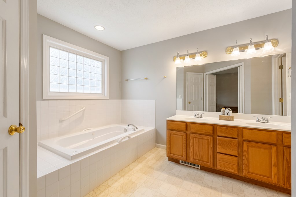 Wytheville, Virginia 24382, United States, 3 Bedrooms Bedrooms, ,2 BathroomsBathrooms,Residential,Active,103808