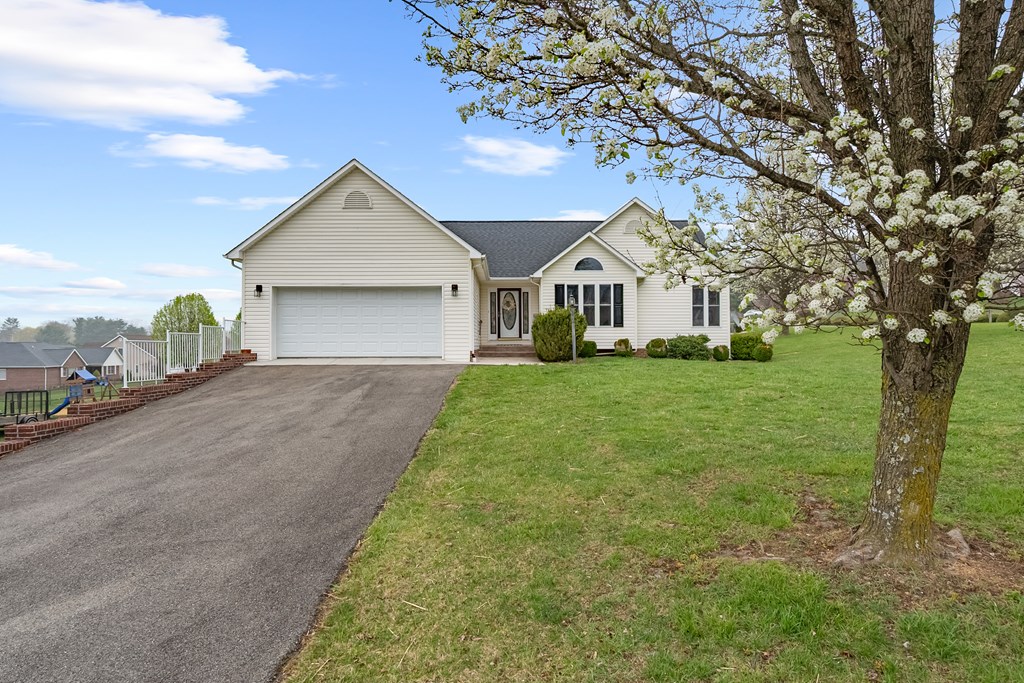 Wytheville, Virginia 24382, United States, 3 Bedrooms Bedrooms, ,2 BathroomsBathrooms,Residential,Active,103808