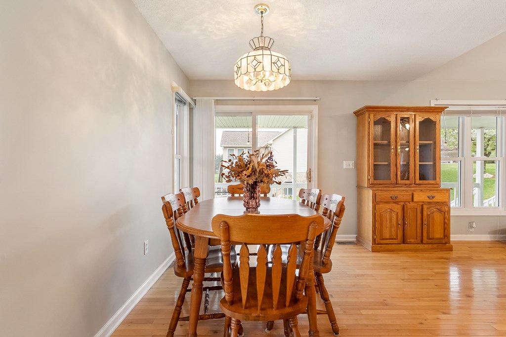 Wytheville, Virginia 24382, United States, 3 Bedrooms Bedrooms, ,2 BathroomsBathrooms,Residential,Active,103808