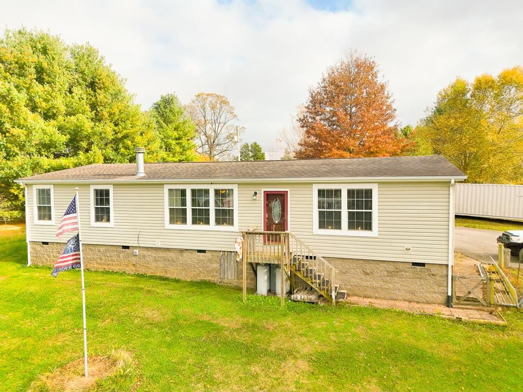 Photo of 18039 Kenwarn Lane, Abingdon, VA 24210 (MLS # 104015)