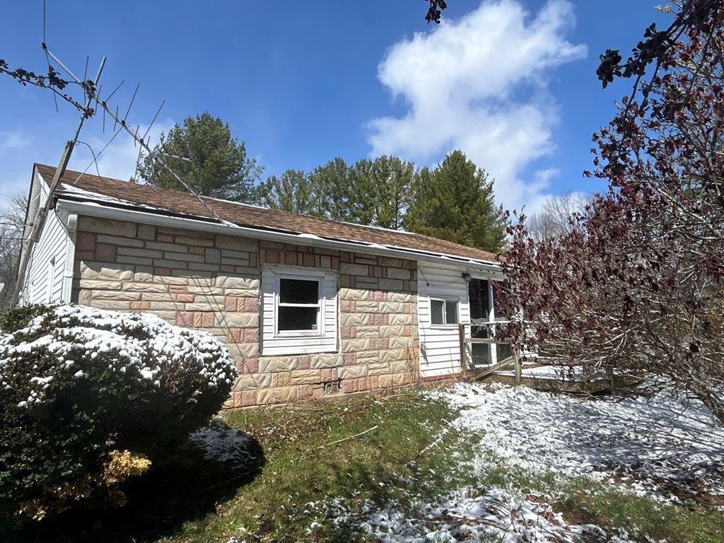 Photo of 3857 Cruise Drive, Pulaski, VA 24301 (MLS # 109457)