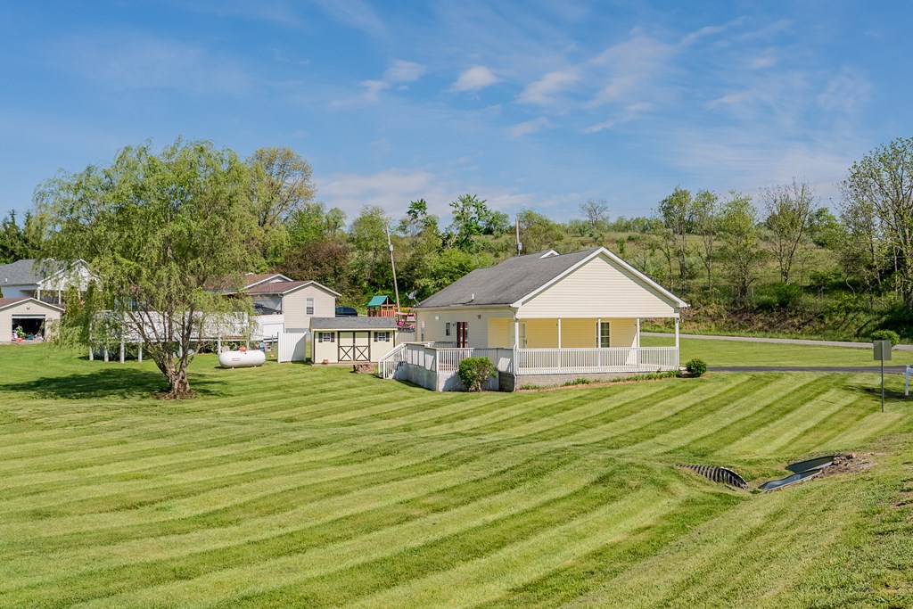 Max Meadows, Virginia 24360, United States, 3 Bedrooms Bedrooms, ,2 BathroomsBathrooms,Residential,Pending,126426