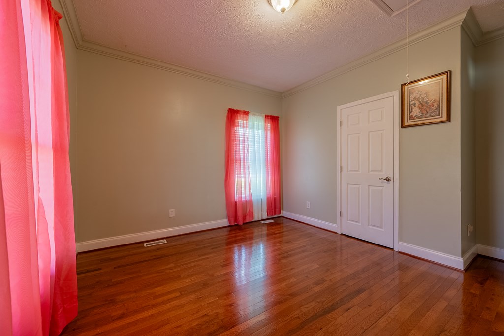 Max Meadows, Virginia 24360, United States, 3 Bedrooms Bedrooms, ,2 BathroomsBathrooms,Residential,Pending,126426