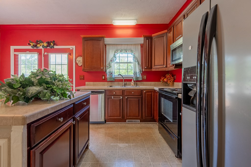 Max Meadows, Virginia 24360, United States, 3 Bedrooms Bedrooms, ,2 BathroomsBathrooms,Residential,Pending,126426