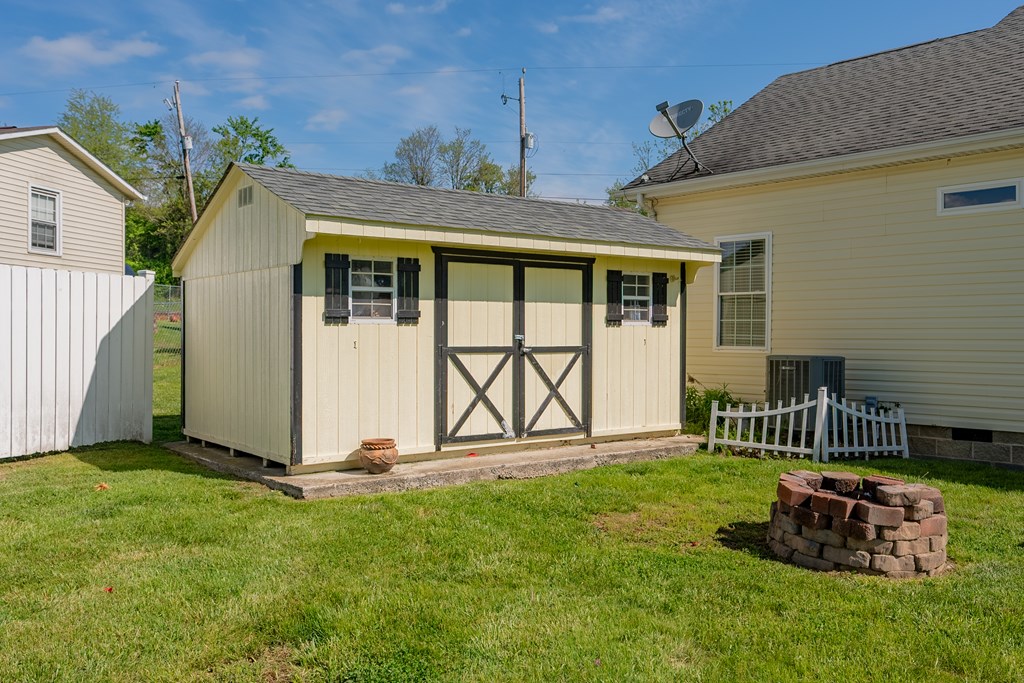 Max Meadows, Virginia 24360, United States, 3 Bedrooms Bedrooms, ,2 BathroomsBathrooms,Residential,Pending,126426