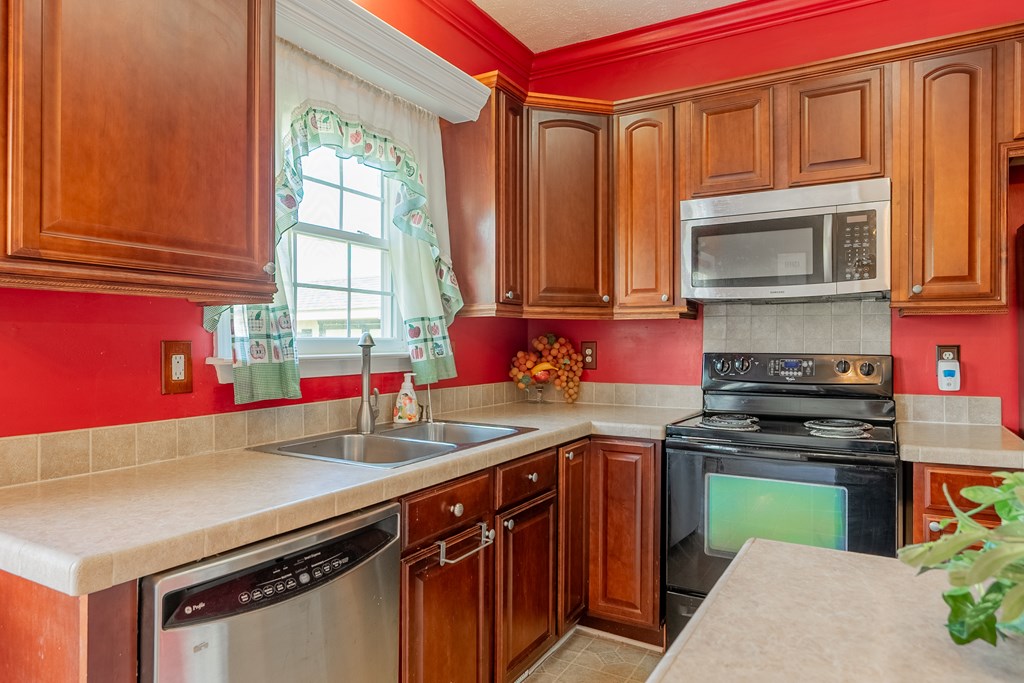 Max Meadows, Virginia 24360, United States, 3 Bedrooms Bedrooms, ,2 BathroomsBathrooms,Residential,Pending,126426