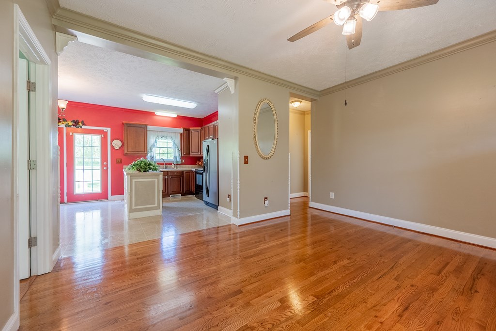 Max Meadows, Virginia 24360, United States, 3 Bedrooms Bedrooms, ,2 BathroomsBathrooms,Residential,Pending,126426