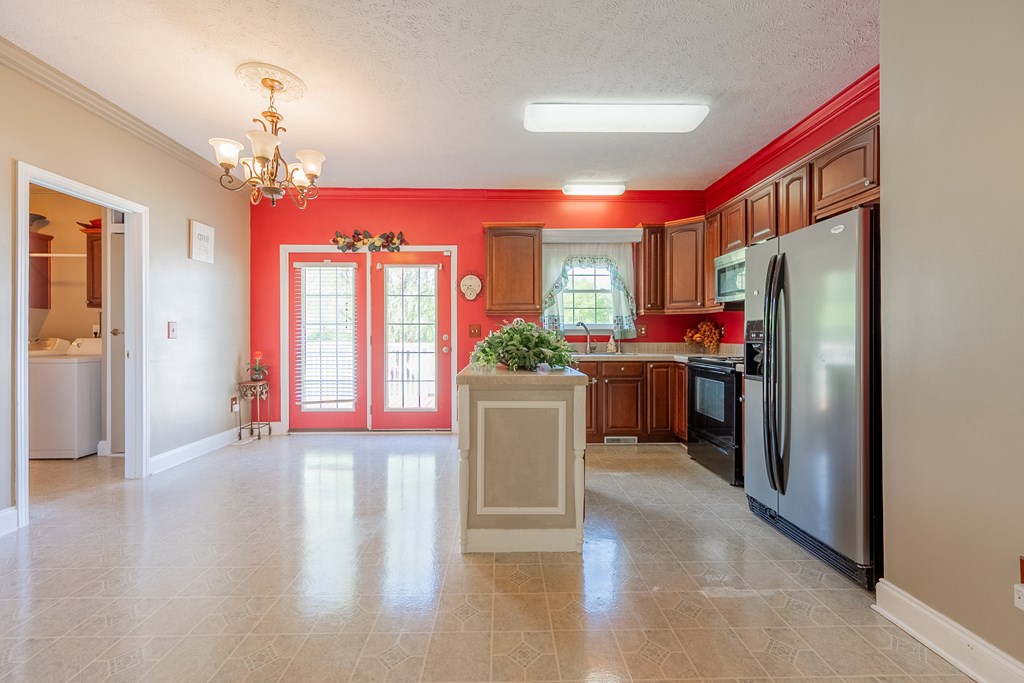 Max Meadows, Virginia 24360, United States, 3 Bedrooms Bedrooms, ,2 BathroomsBathrooms,Residential,Pending,126426