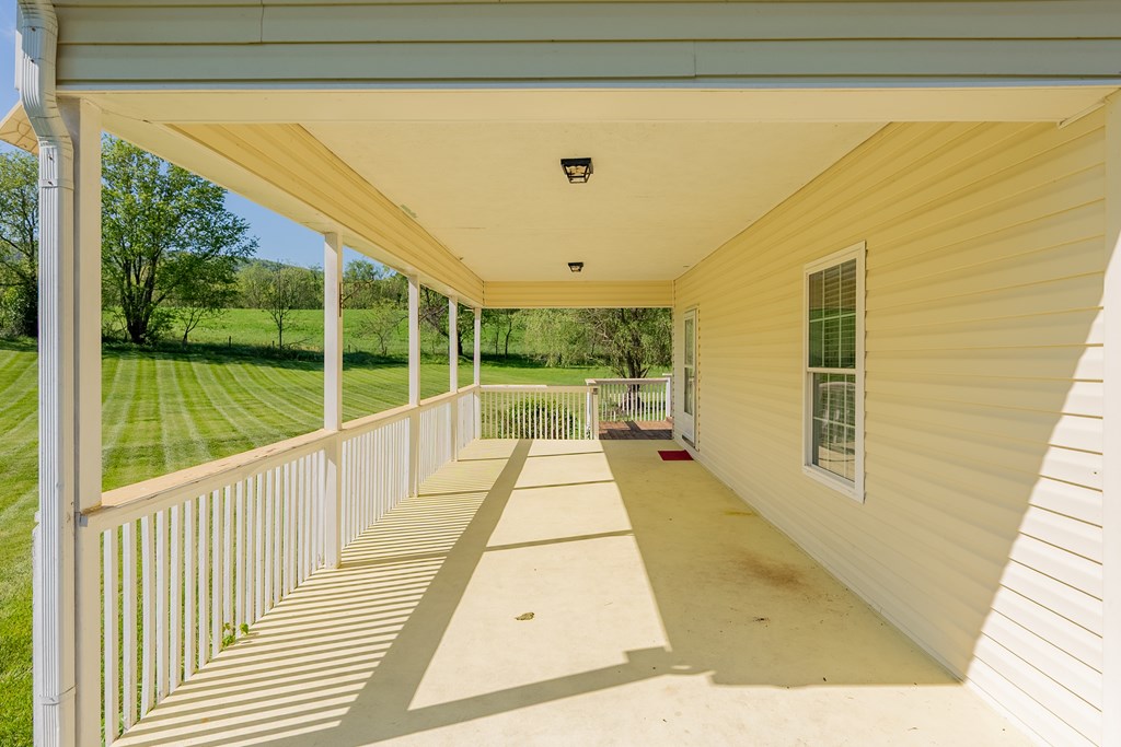 Max Meadows, Virginia 24360, United States, 3 Bedrooms Bedrooms, ,2 BathroomsBathrooms,Residential,Pending,126426