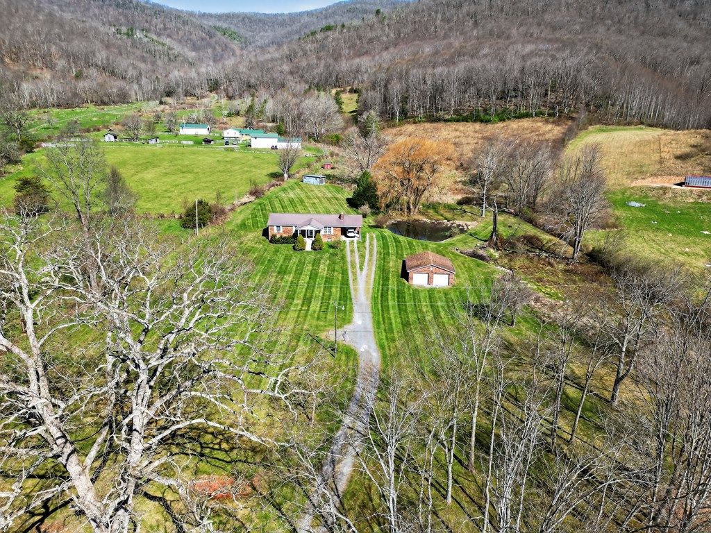 Photo of 553 Good Neighbor Dr, Tazewell, VA 24651 (MLS # 109475)
