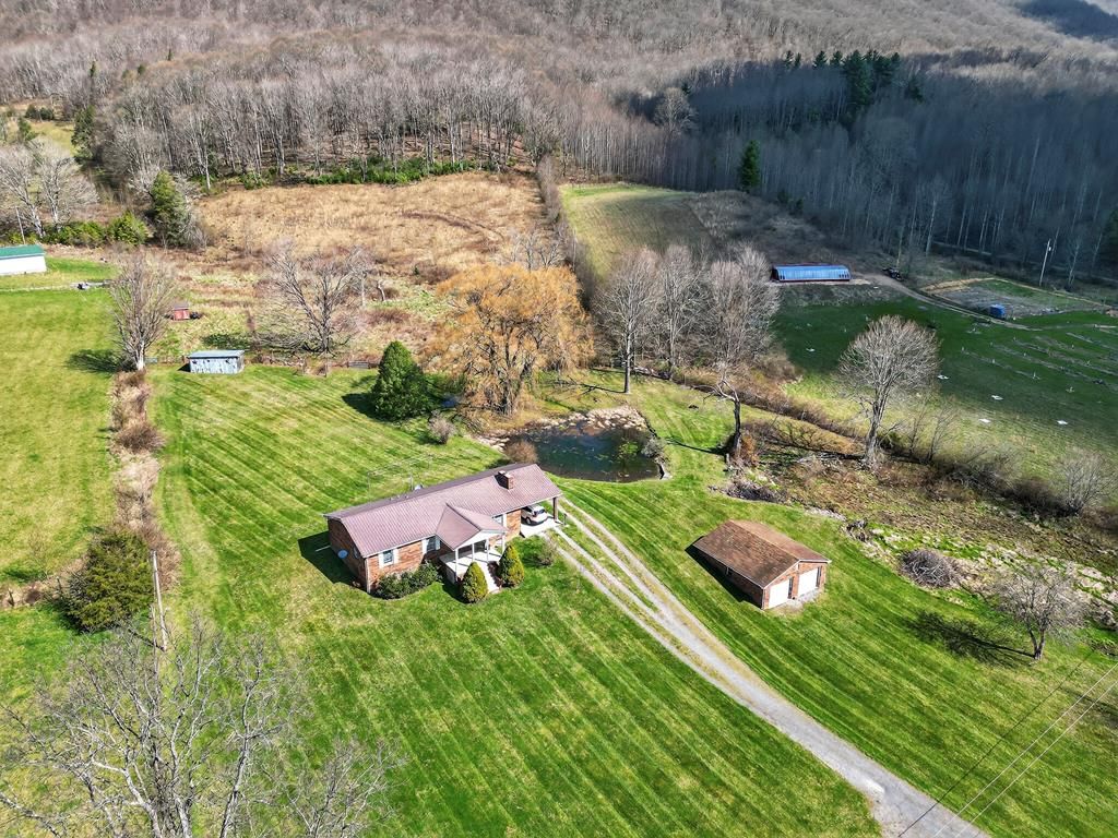 Photo of 553 Good Neighbor Dr, Tazewell, VA 24651 (MLS # 109475)