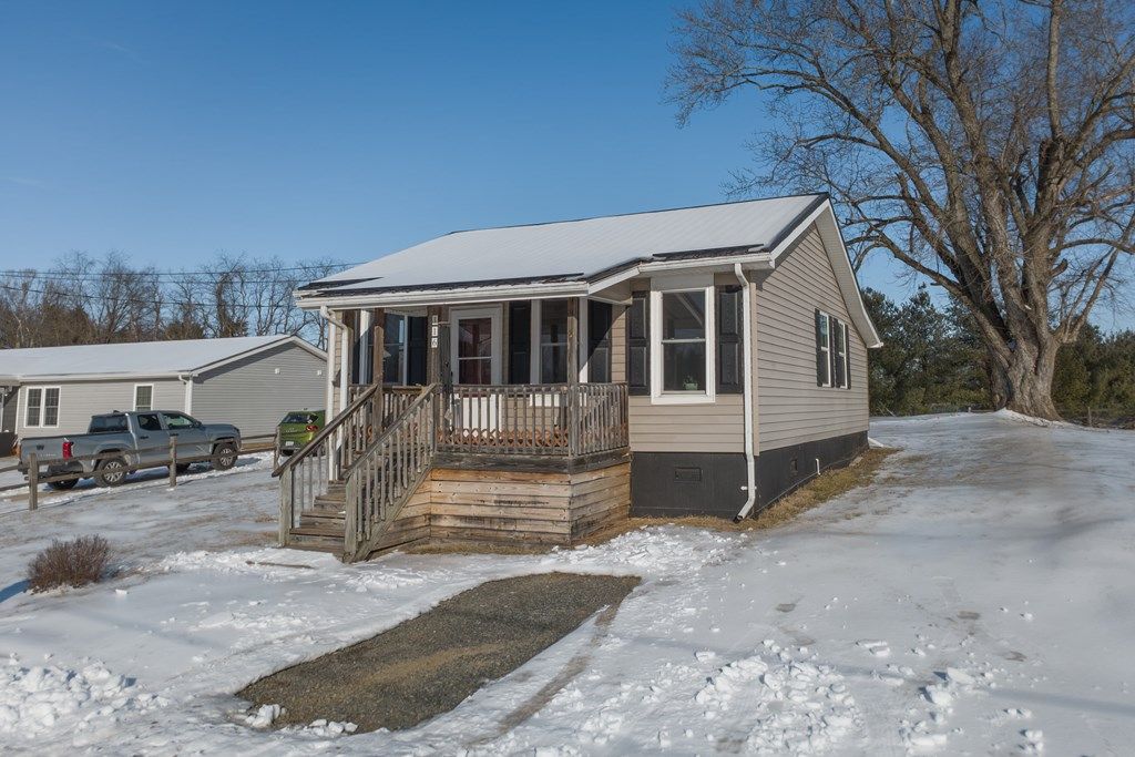 Photo of 116 C St, Austinville, VA 24312 (MLS # 105756)