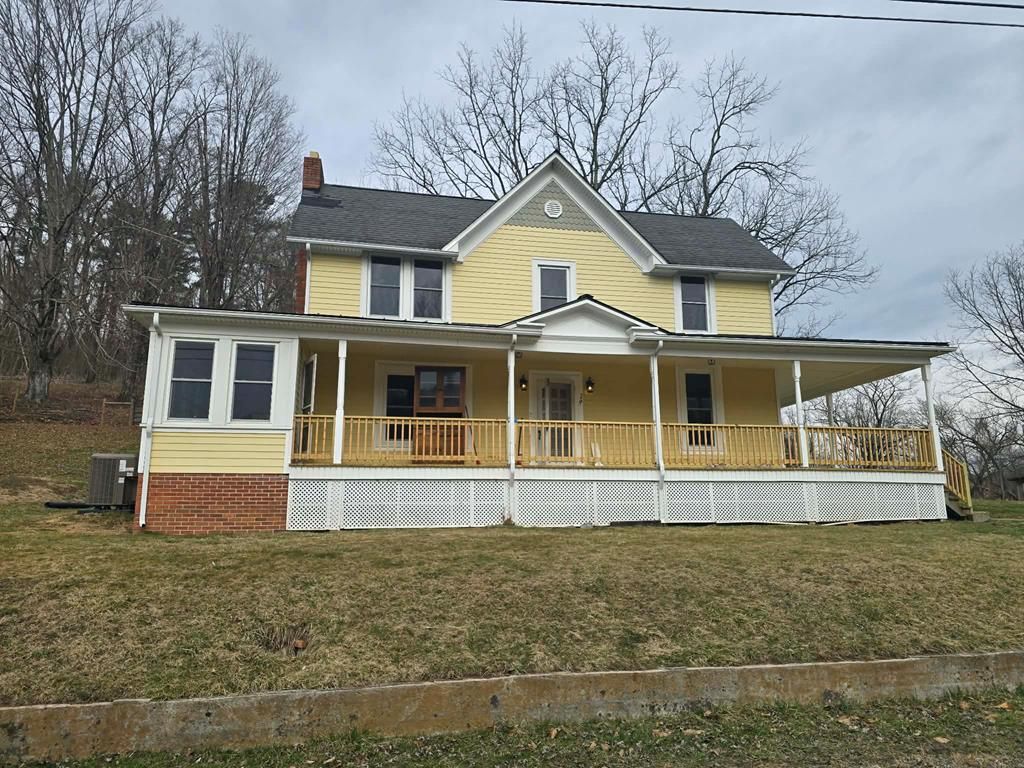 Photo of 279 Jeffersonville Street, Tazewell, VA 24651 (MLS # 105923)