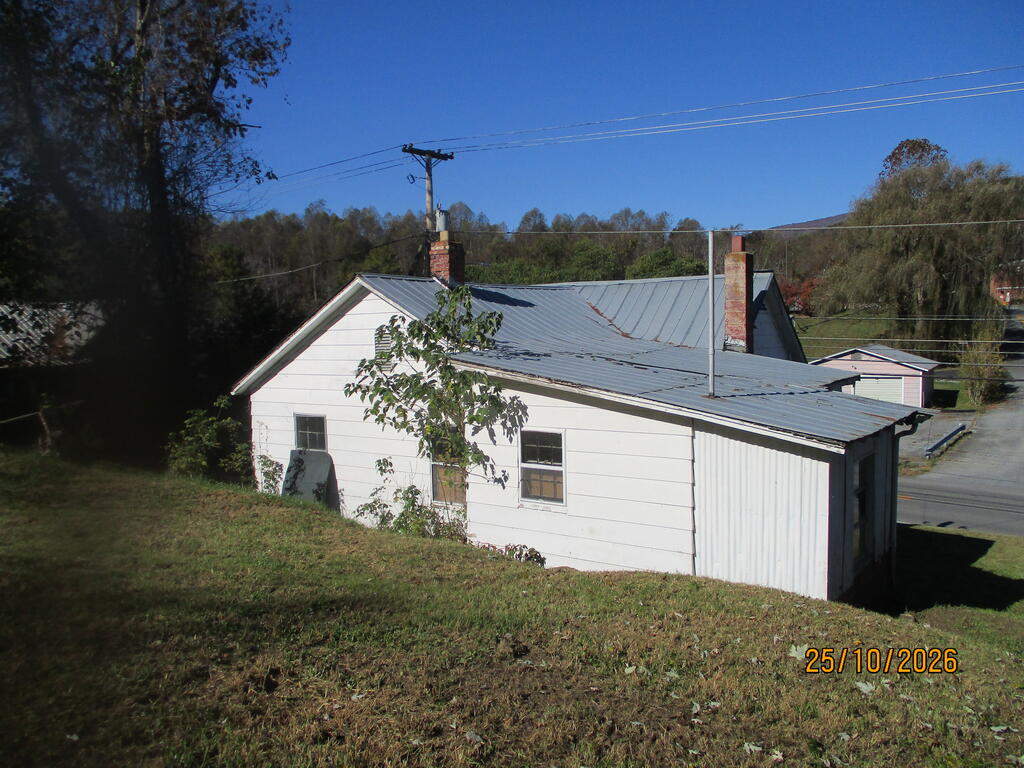 1012 E Main St