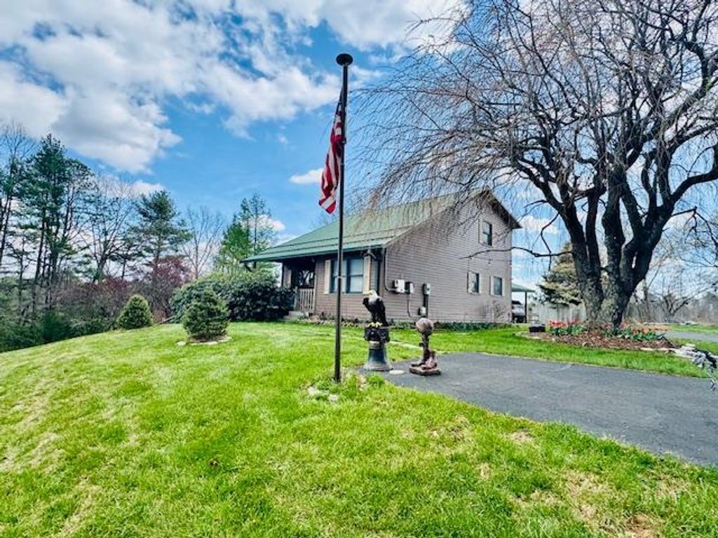 Photo of 2593 Lime Kiln Rd, Fries, VA 24330 (MLS # 109506)