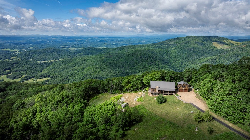 2725 Point Lookout Ln.