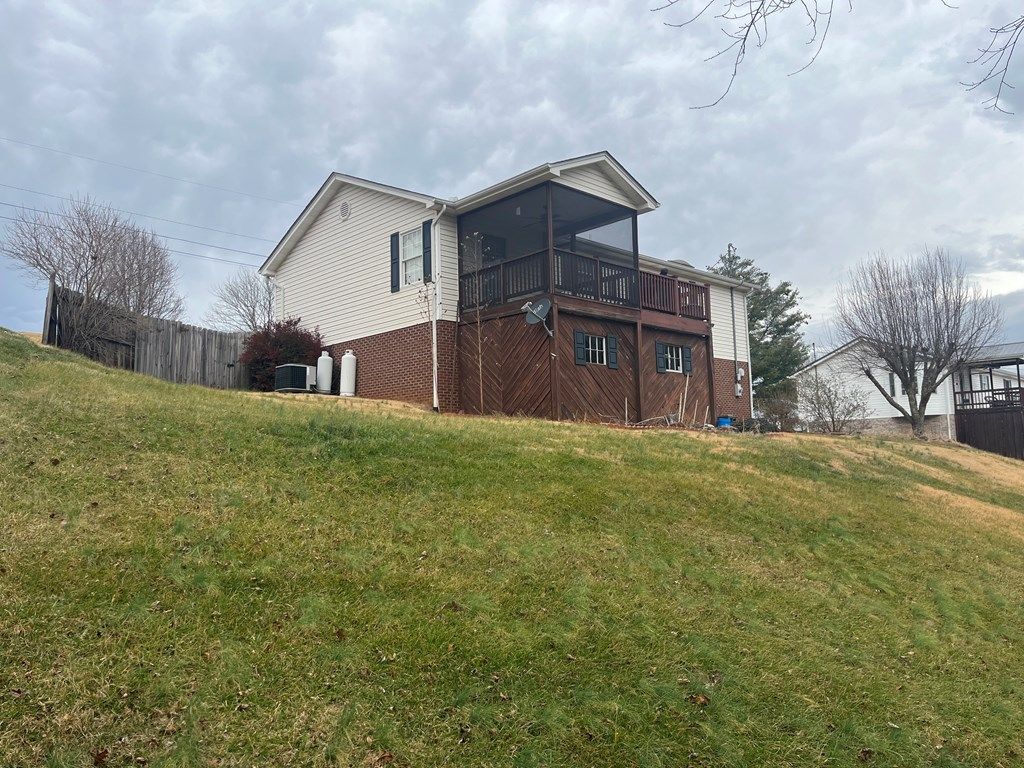 Photo of 187 Hillside Dr, Lebanon, VA 24266 (MLS # 104640)