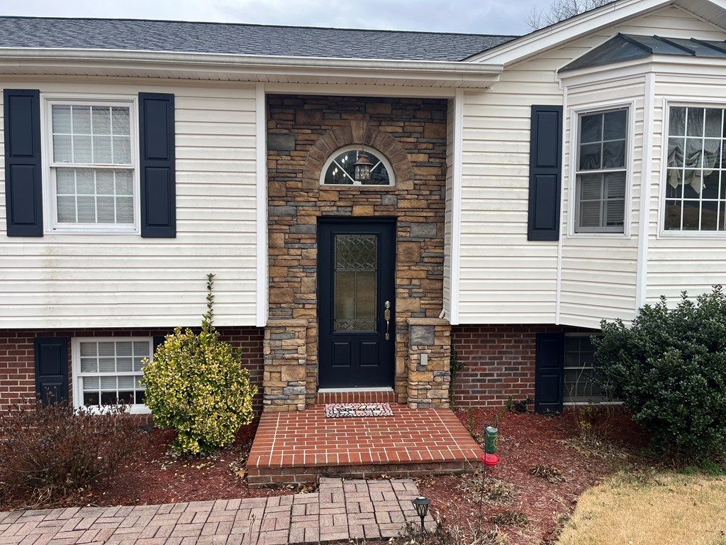 Photo of 187 Hillside Dr, Lebanon, VA 24266 (MLS # 104640)