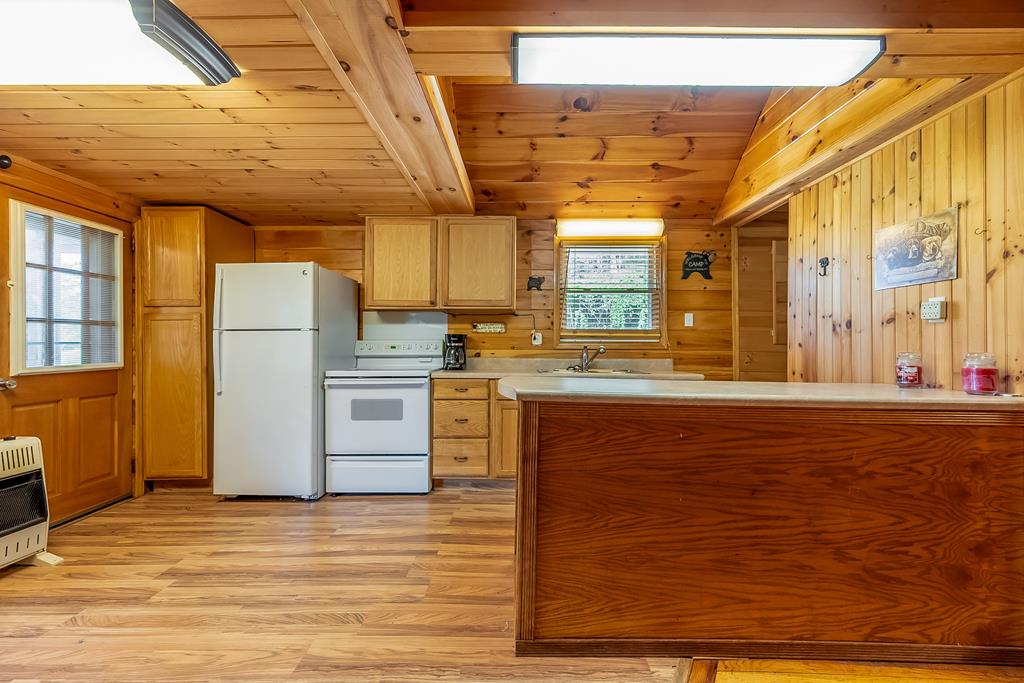 Dugspur, Virginia 24325, United States, 3 Bedrooms Bedrooms, ,2 BathroomsBathrooms,Residential,Active,122443