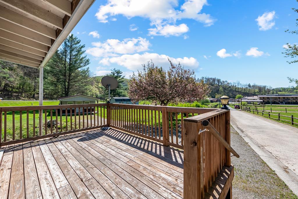 Dugspur, Virginia 24325, United States, 3 Bedrooms Bedrooms, ,2 BathroomsBathrooms,Residential,Active,122443