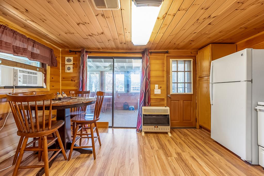 Dugspur, Virginia 24325, United States, 3 Bedrooms Bedrooms, ,2 BathroomsBathrooms,Residential,Active,122443