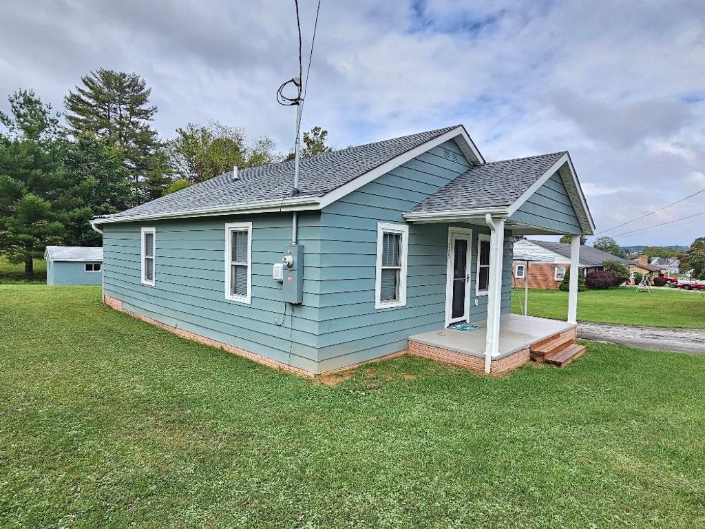Photo of 330 Parkwood Dr, Galax, VA 24333 (MLS # 103596)
