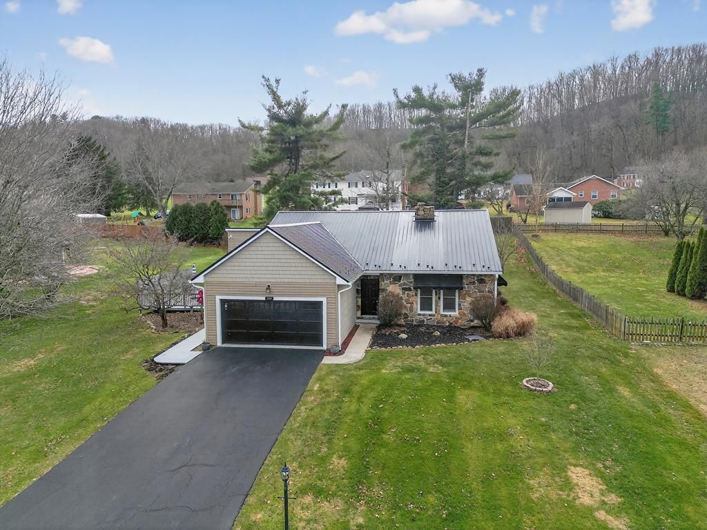 Photo of 180 Bogey Drive, Abingdon, VA 24211 (MLS # 104401)