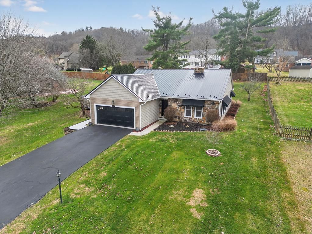 Photo of 180 Bogey Drive, Abingdon, VA 24211 (MLS # 104401)