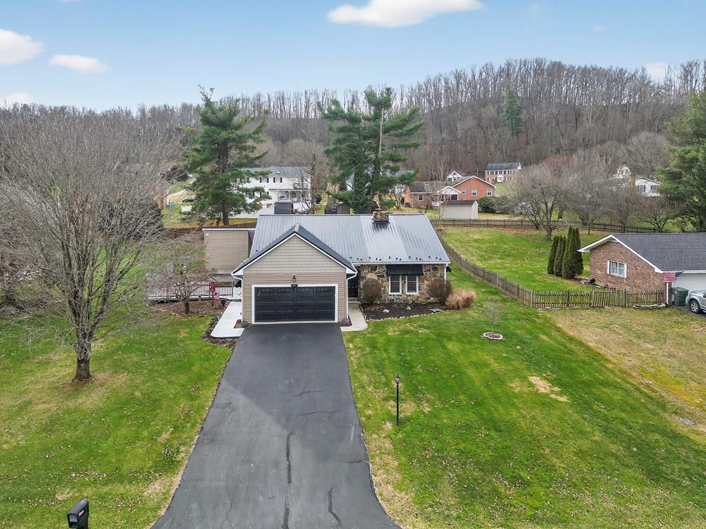 Photo of 180 Bogey Drive, Abingdon, VA 24211 (MLS # 104401)