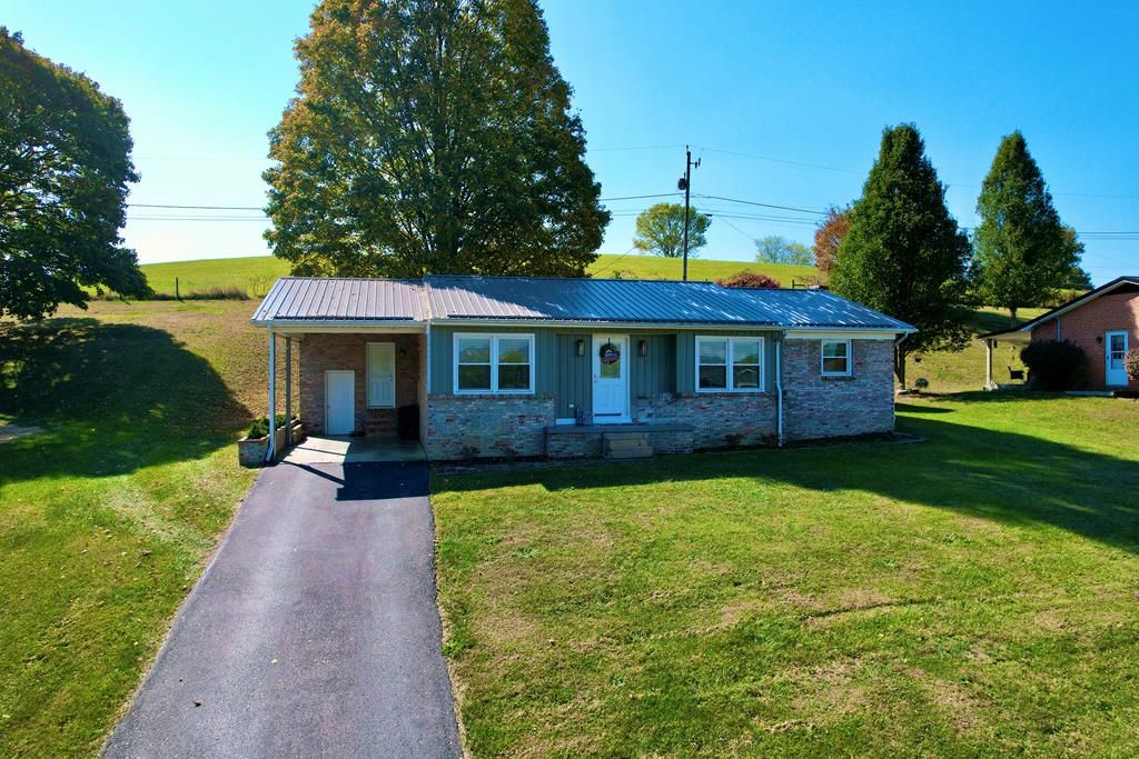 Photo of 218 Green Acres Dr, Chilhowie, VA 24319 (MLS # 103887)